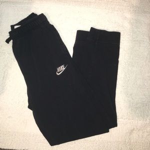 -black Nike joggers-